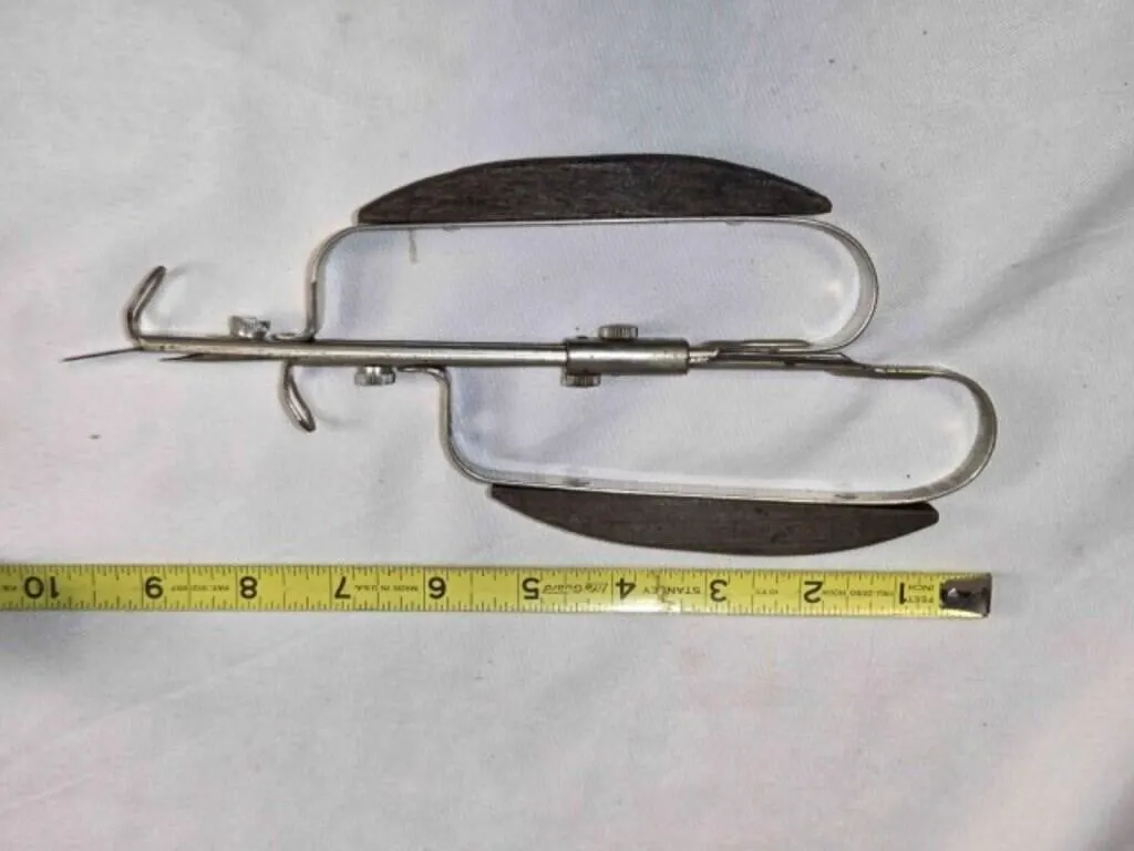 Parisian hooked rug shuttle needle