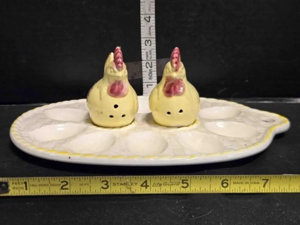 Nesting hens salt/pepper shakers on egg tray