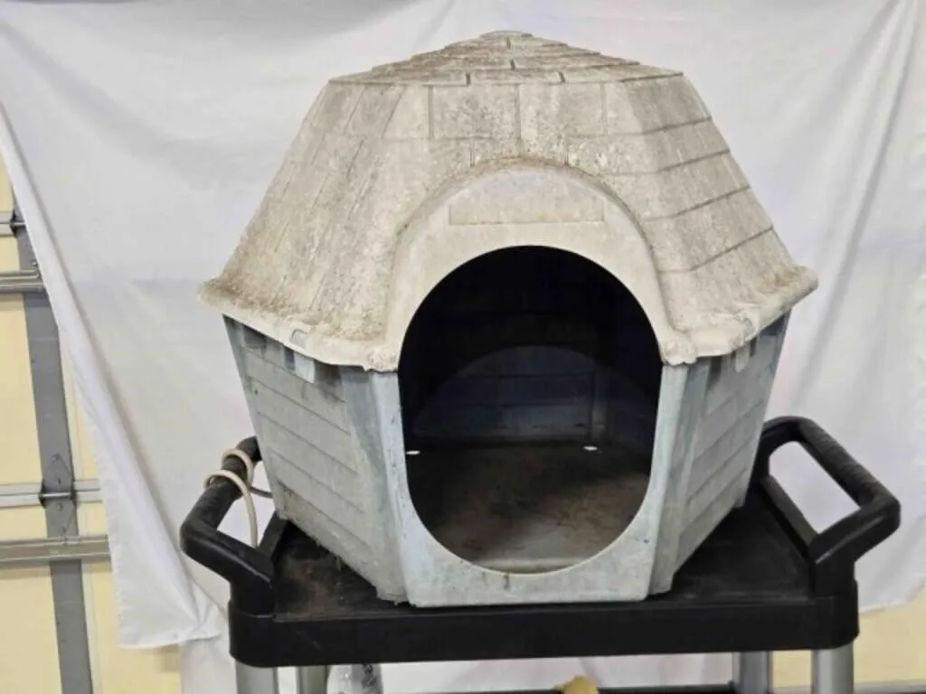 Dog House "Dogloo" dome-style plastic
