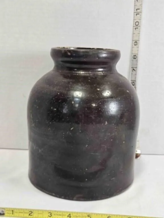 Brown crockery jug, 8�" tall