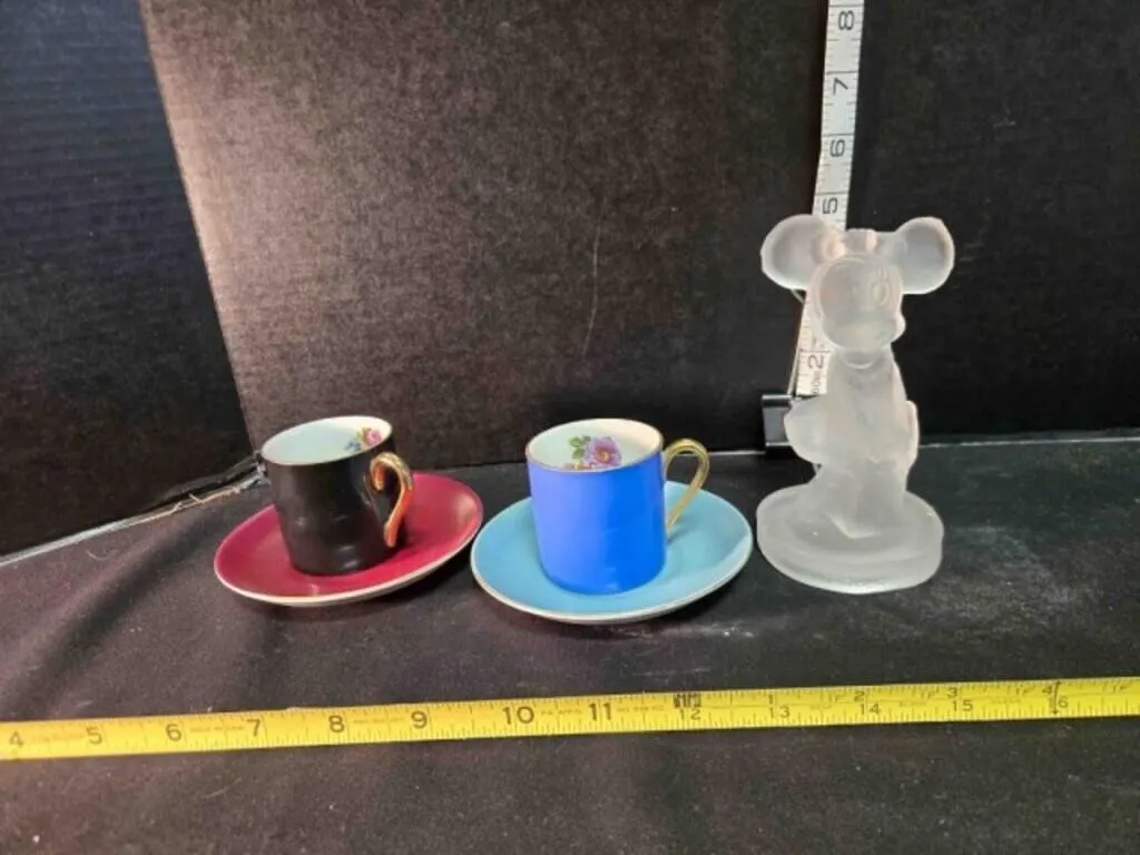 Frosted glass Minnie Mouse; 2 cups/saucers