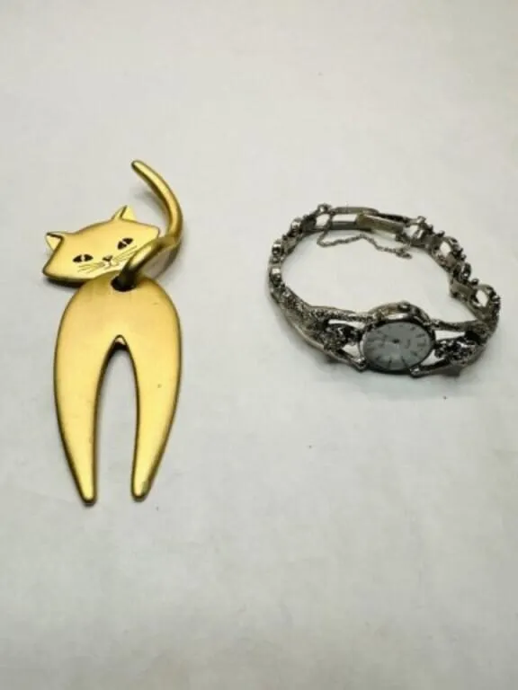 Gold Tone Cat Brooch w/ dangle legs, marked JJ,