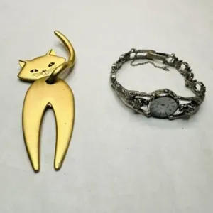 Gold Tone Cat Brooch w/ dangle legs, marked JJ,