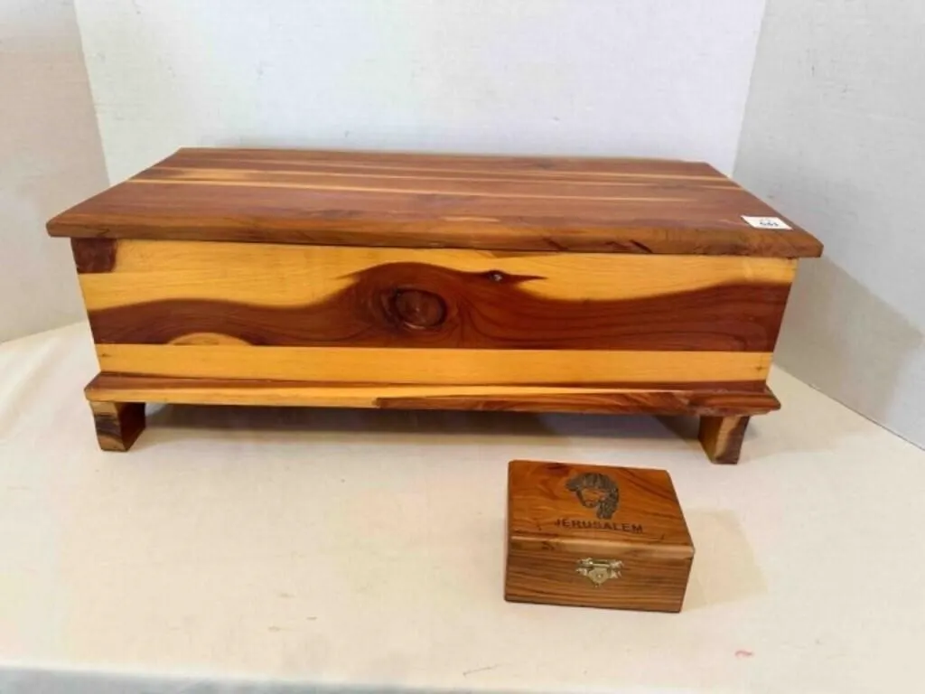 Cedar Wood Jewelry Box 20x8x5"-Leg needs to be