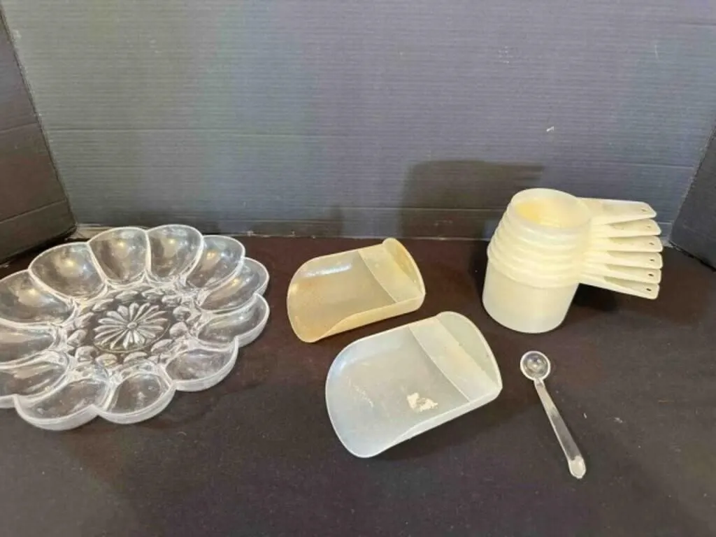 6pc Tupperware Measuring Cups, 2 Tupperware Scoops