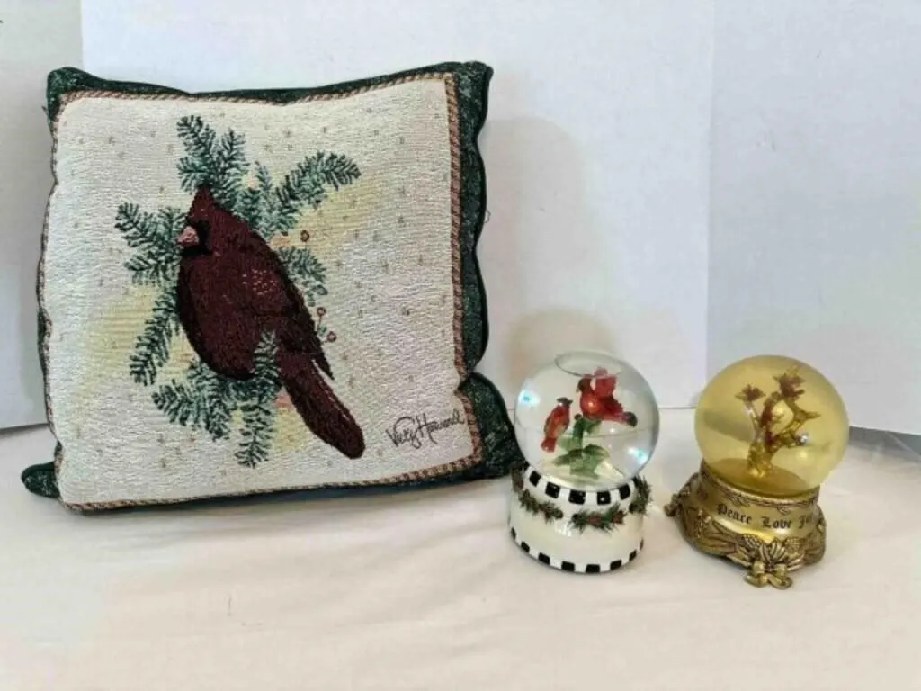 Cardinal Snow Globes Music Box, plays Joy to the W