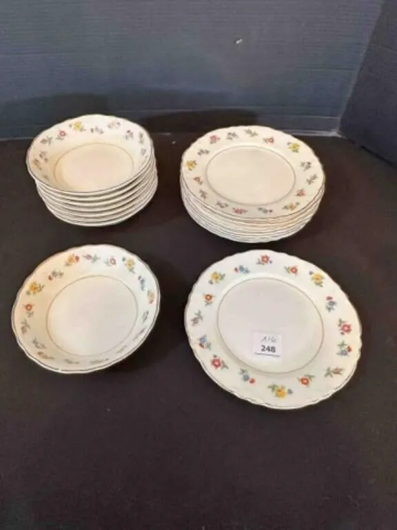 8 Dessert Plates, 8 Berry bowls, Radisson WS Georg