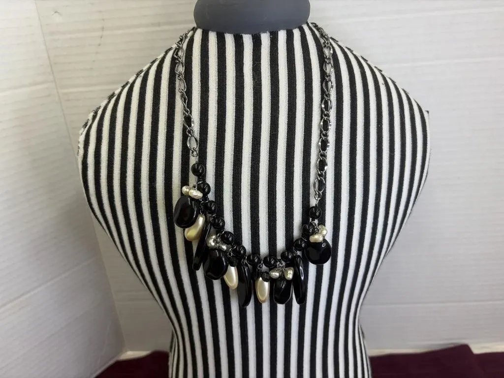 Black And pearlescent Necklace