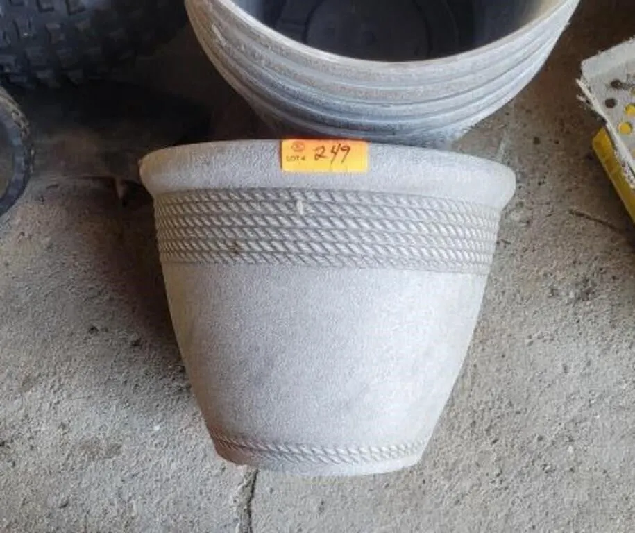6 Plastic Planters 14"�11"