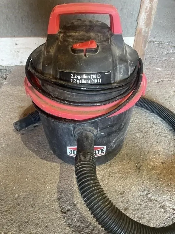 Jobmate wet/dry vacuum. 10L. Some attachments.