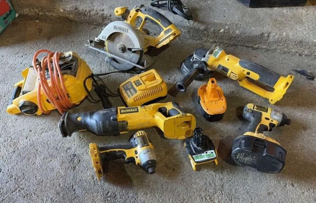 Various 18 V Dewalt Tools