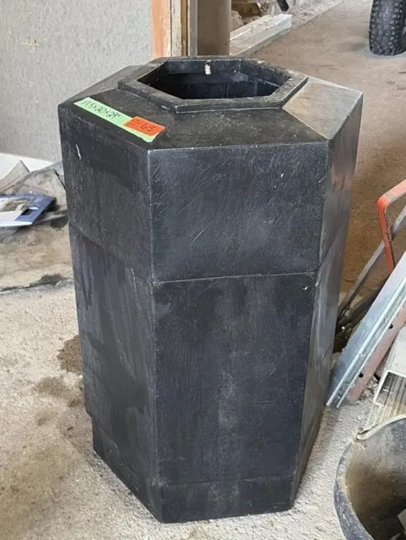 Commercial Outdoor/Indoor Garbage can