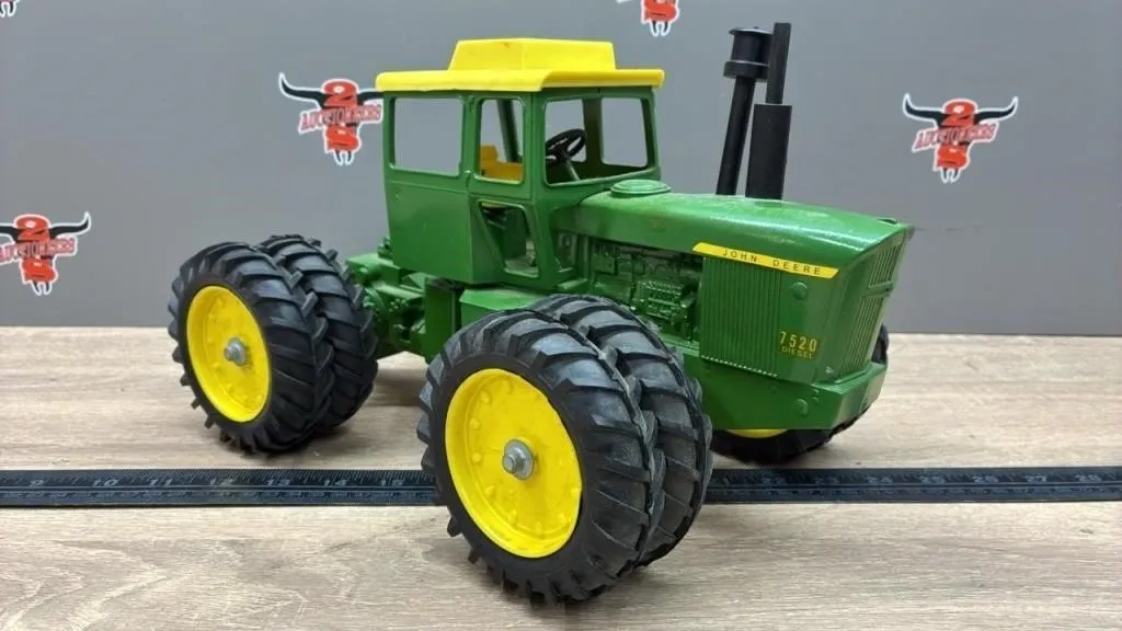 ERTL 1:16 John Deere 7520 Diesel Tractor.