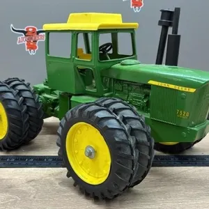 ERTL 1:16 John Deere 7520 Diesel Tractor.