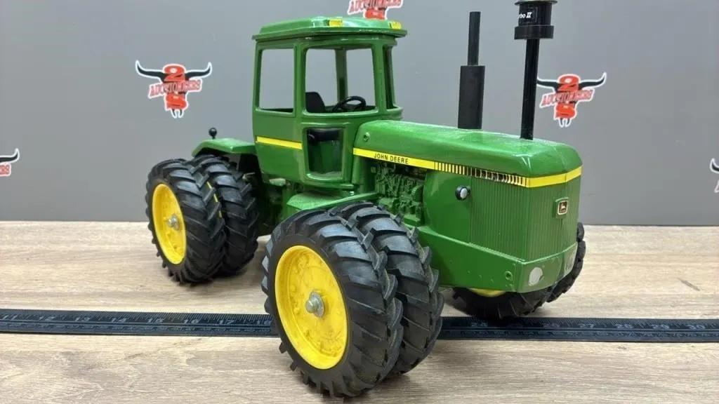 ERTL 1:16 John Deere Tractor.