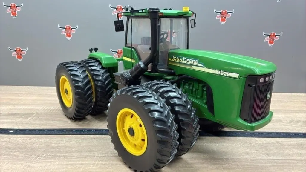 1:16 John Deere 9520 Radio Controlled Tractor.