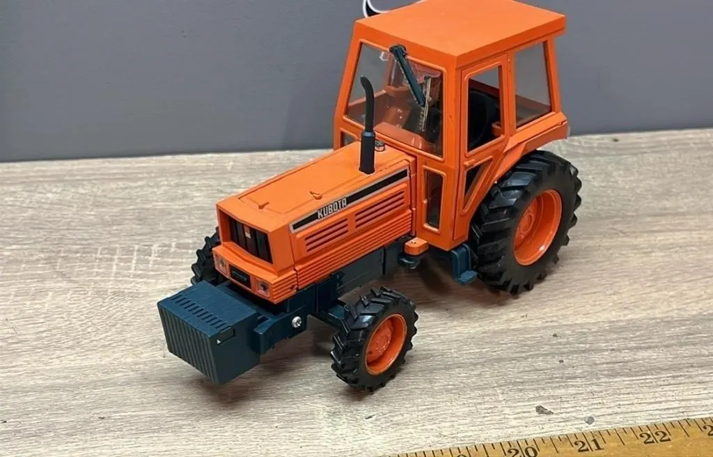 Yonezawa Toys 1:20 Kubota M Type Tractor