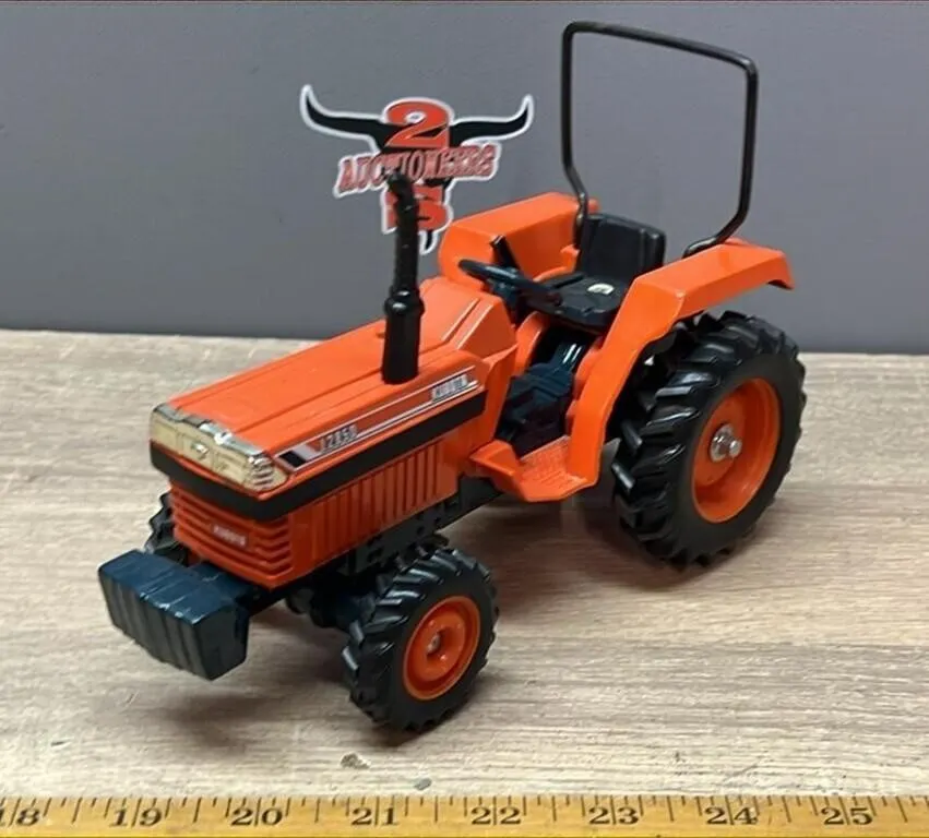 1:16 Kubota L2850 Tractor.