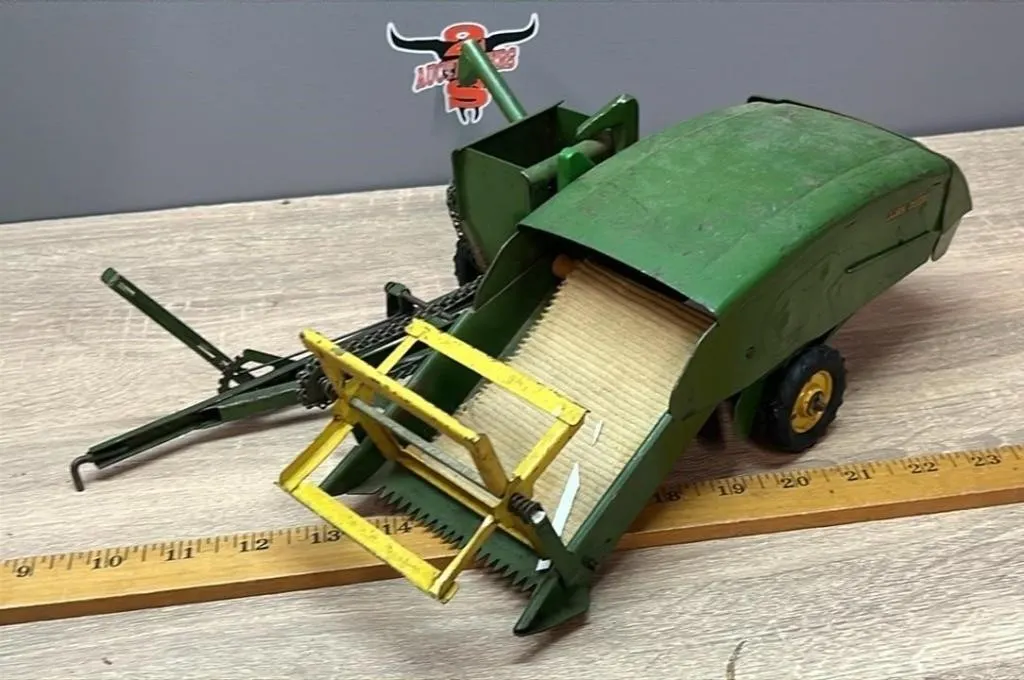 Vintage 1:16 John Deere Clipper Combine
