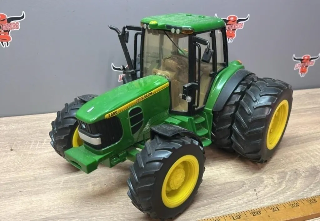 Plastic 1:16 John Deere Model 7600 MFWD Tractor.