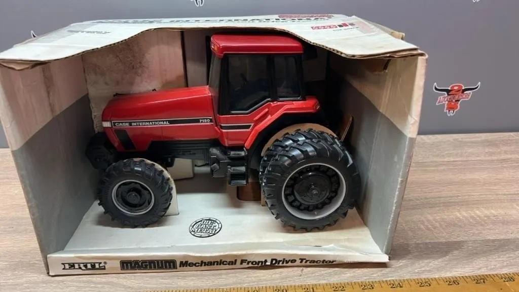 ERTL 1:16 CaseIH 7150 MAGNUM Tractor w/MFWD,