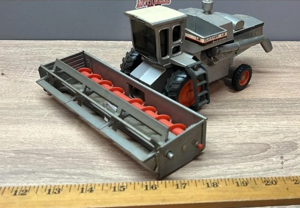 ERTL 1:32 Gleaner Model L2 Combine