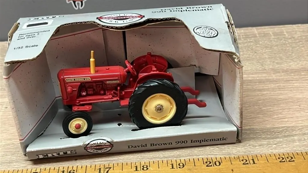 ERTL 1:32 David Brownl 990 Implematic Tractor