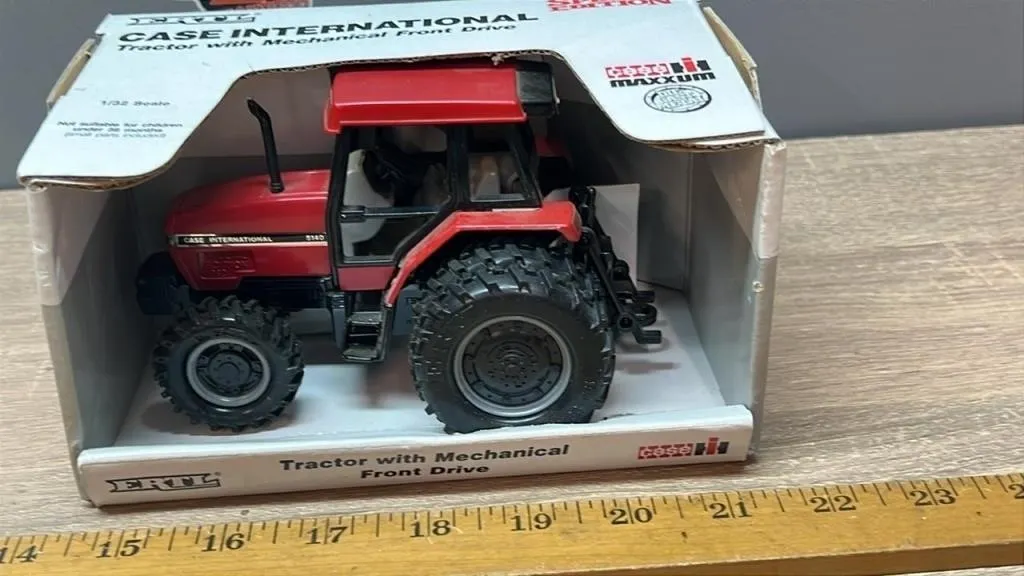 ERTL 1:32 CaseIH 5140 Tractor w/MFWD.