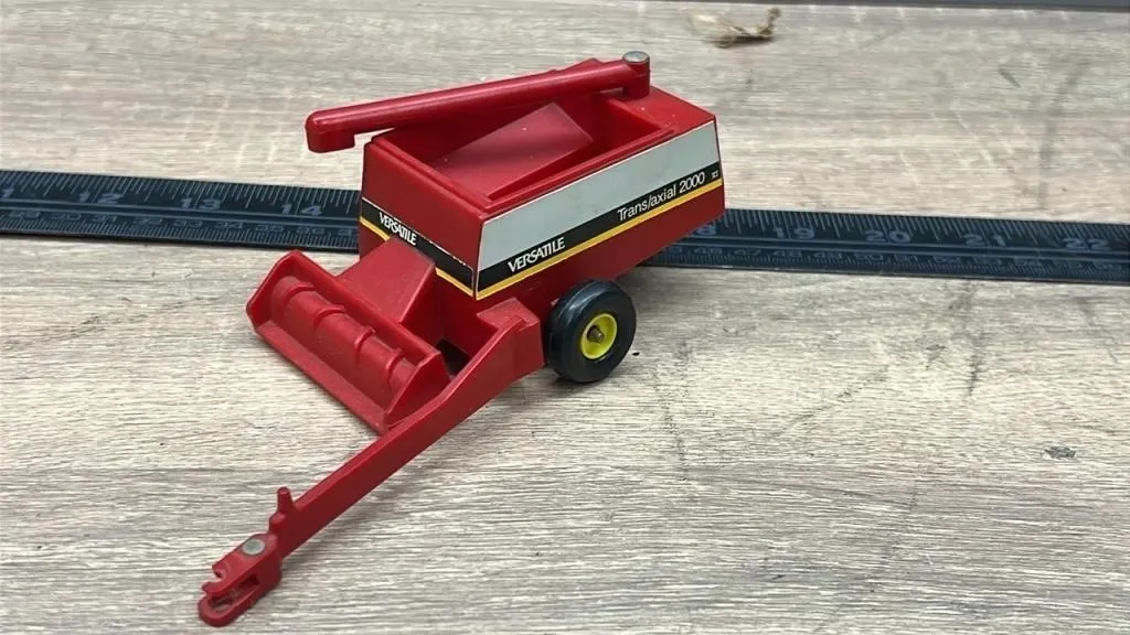 1:64 Versatile Trans/Axial 2000 Combine
