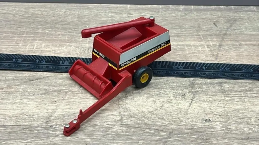 1:64 Versatile Trans/Axial 2000 Combine