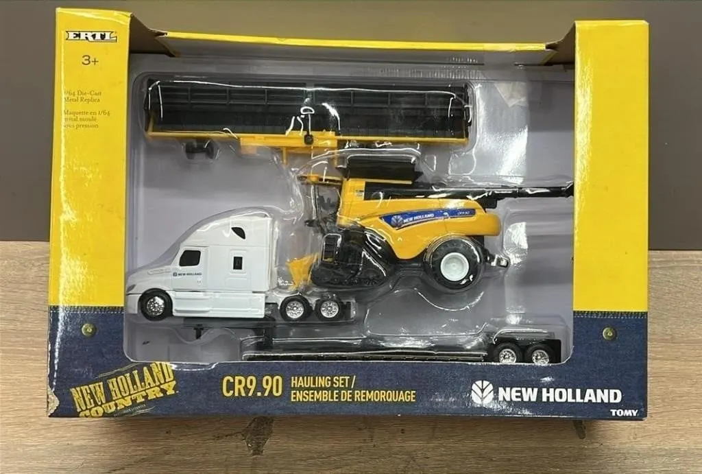 ERTL 1:64 New Holland CR9.90 Hauling Set.
