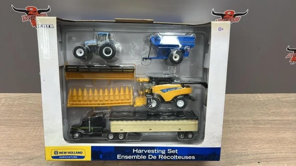 ERTL 1:64 New Holland Harvesting Set.