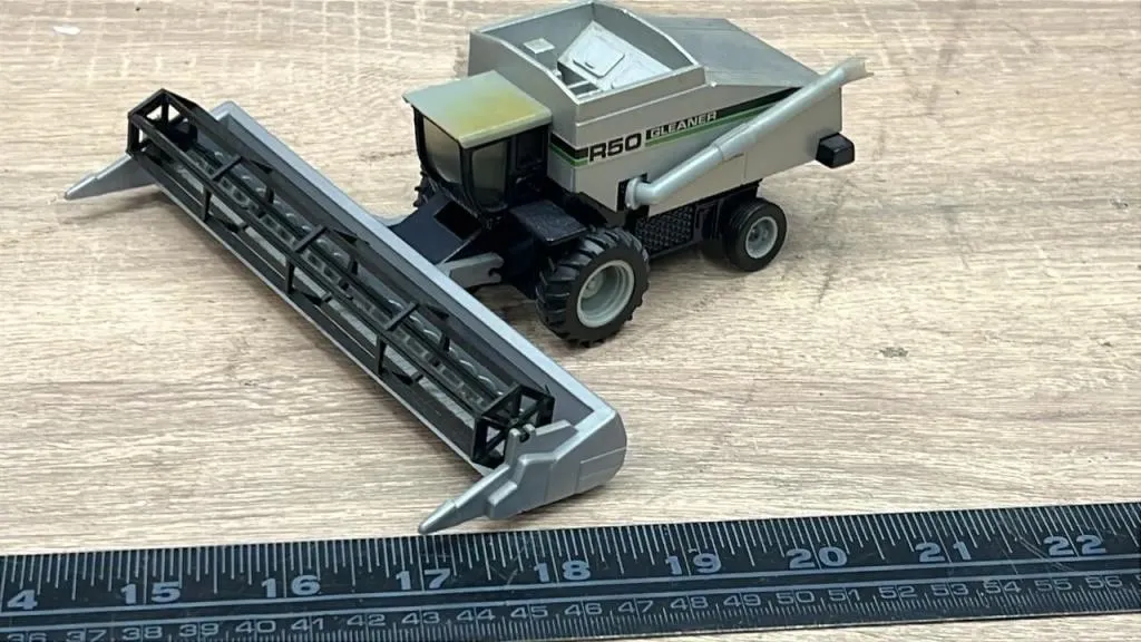 GLEANER 1:64 Model R50 Combine