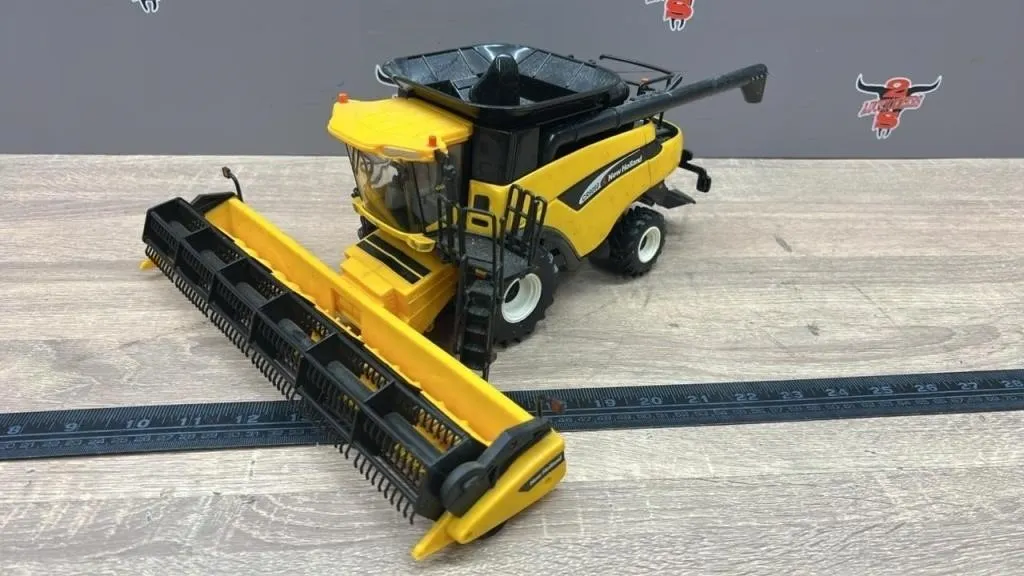 ERTL 1:32 New Holland CR9060 Combine