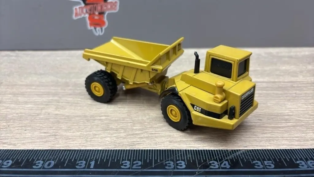 ERTL 1:50 CAT D25D Die Cast Articulated Dump