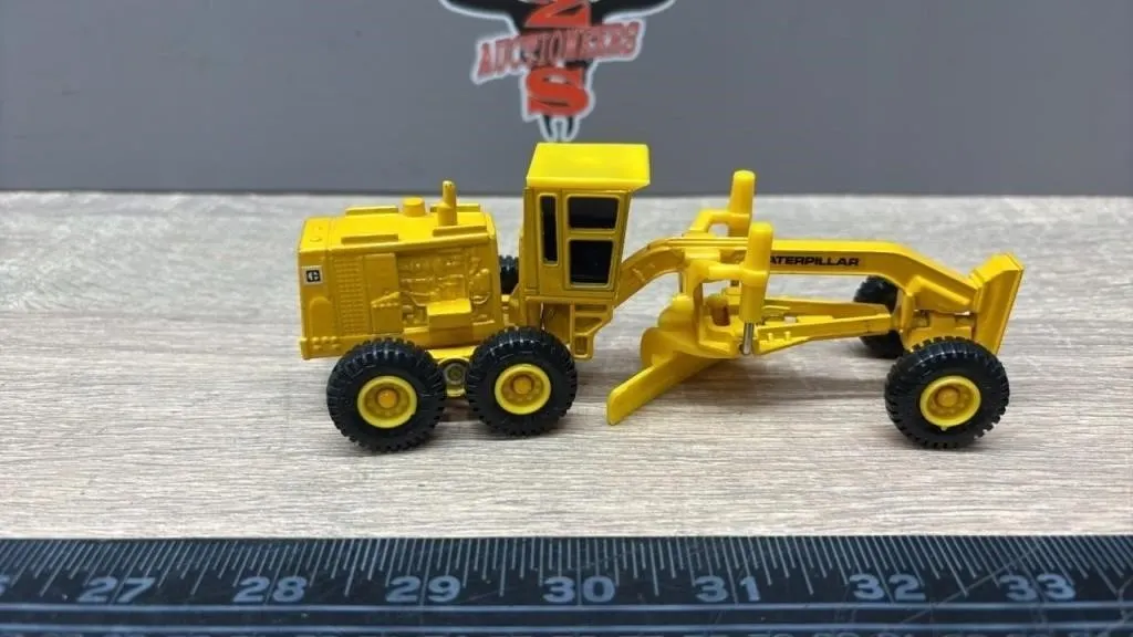 ERTL 1:50 CAT Die Cast Road Grader.