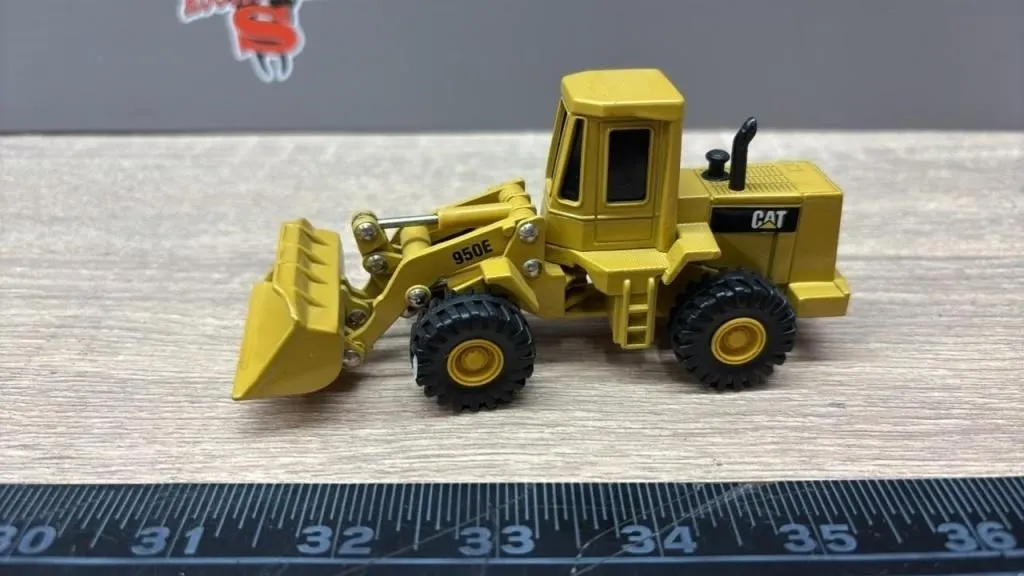 ERTL 1:50 CAT 950E Die Cast Front End Loader.