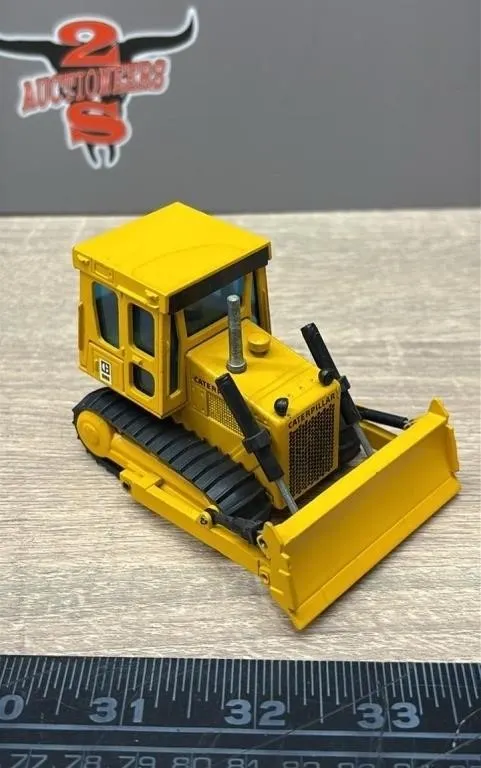 NZG 1:50 CAT D4E Die Cast Dozer w/Tracks.