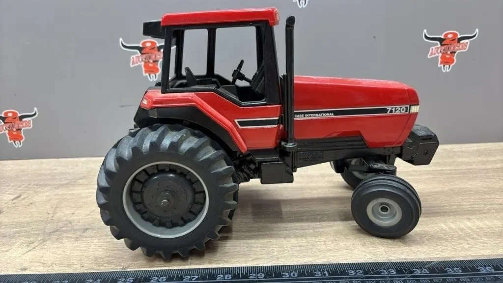 ERTL 1:16 International 7120 Die Cast. HEAVY.