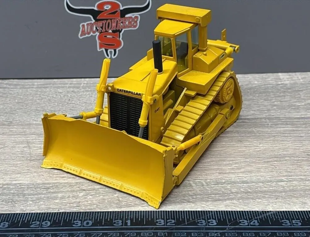 Conrad 1:50 CAT D10 Die Cast Bulldozer.