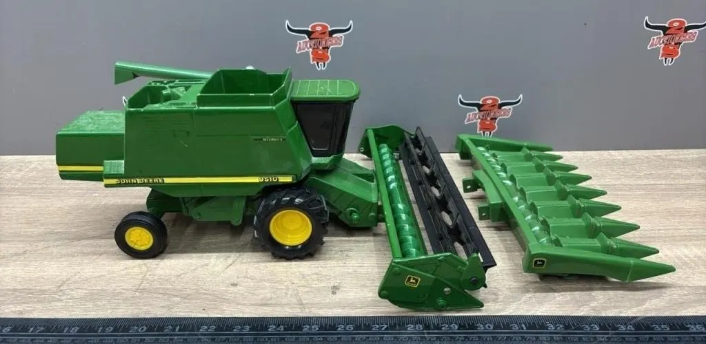 ERTL 1:32 John Deere 9510 Die Cast Combine
