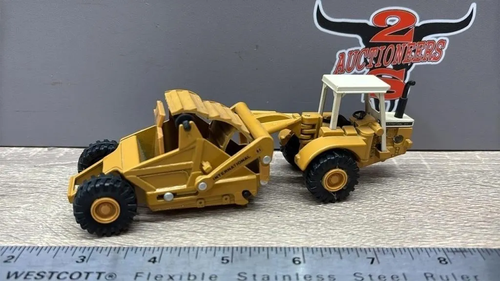 ERTL 1:50 International 412 Die Cast Scraper.