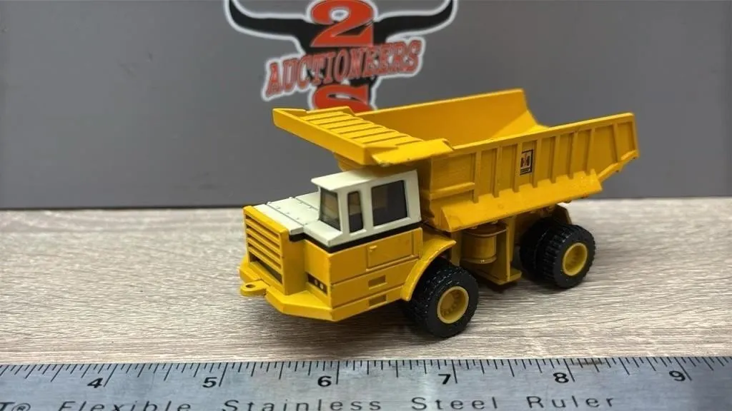 ERTL 1:50 International Die Cast Dump Truck.