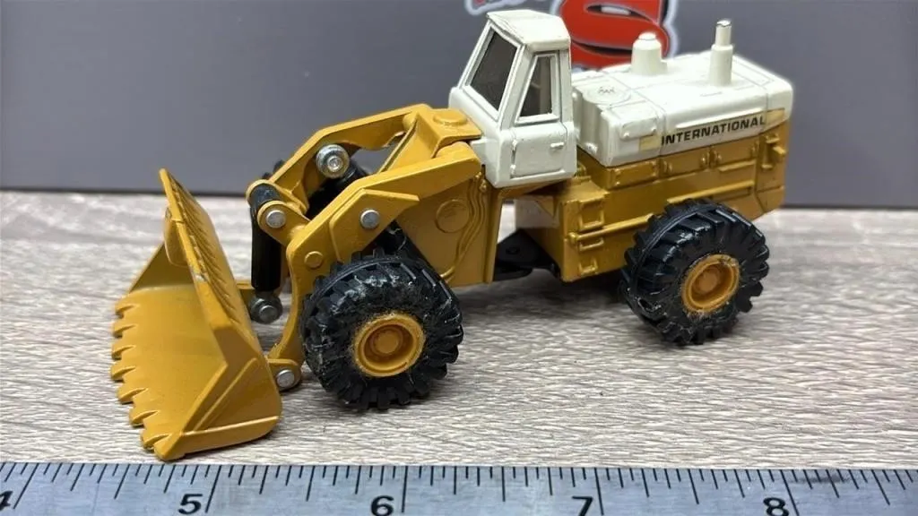 ERTL 1:50 International 560 Die Cast Loader.