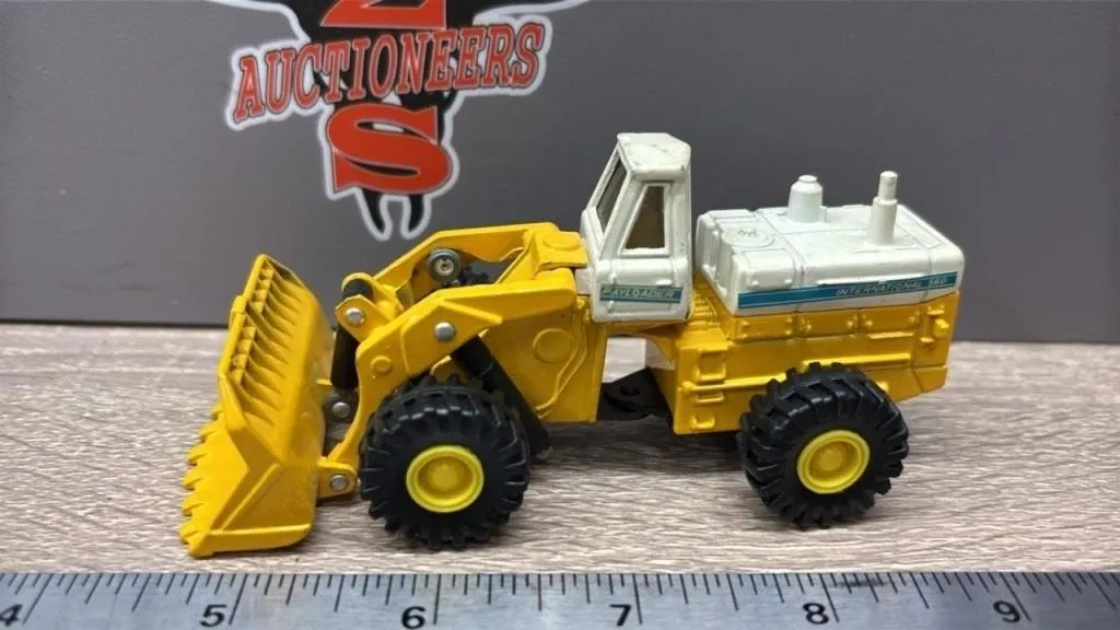 ERTL 1:50 International 560 Die Cast Payloader.