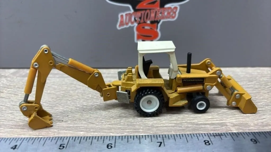 ERTL 1:50 International Die Cast Loader/Backhoe.