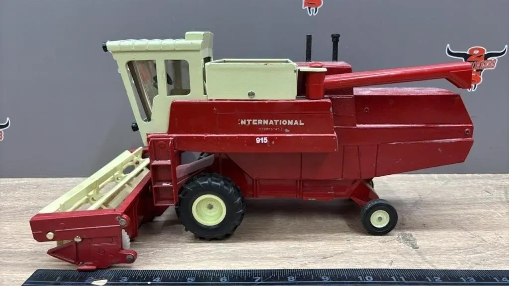 1:16 International Hydrostatic 915 Die Cast