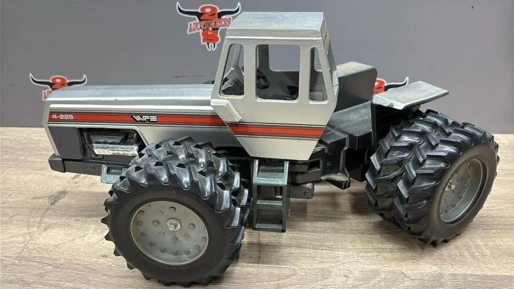 1:16 Field Boss 4-225 Plastic Tractor.