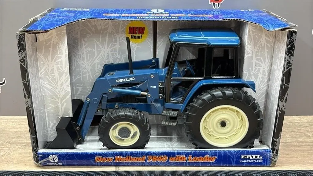 ERTL 1:16 New Holland 7840 w/FEL Die Cast