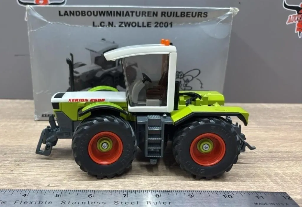 1:32 Claas Xerion 2500 Die Cast Tractor.